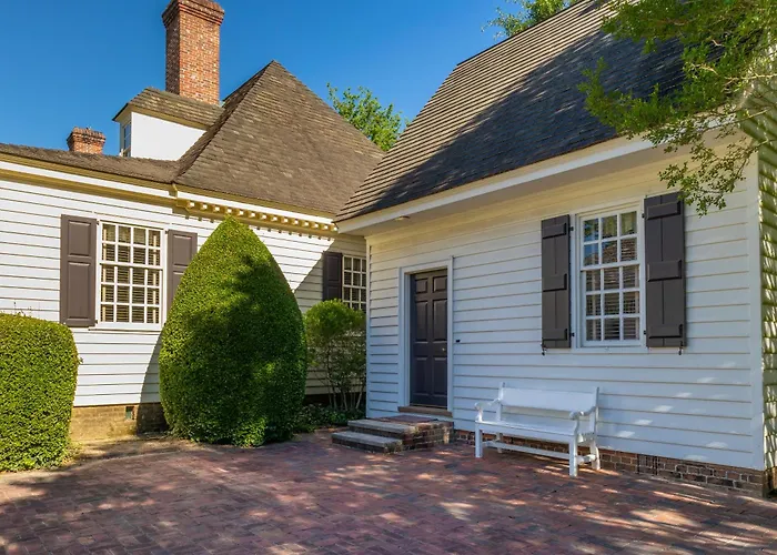 Colonial Houses, An Official Colonial Williamsburg Hotel